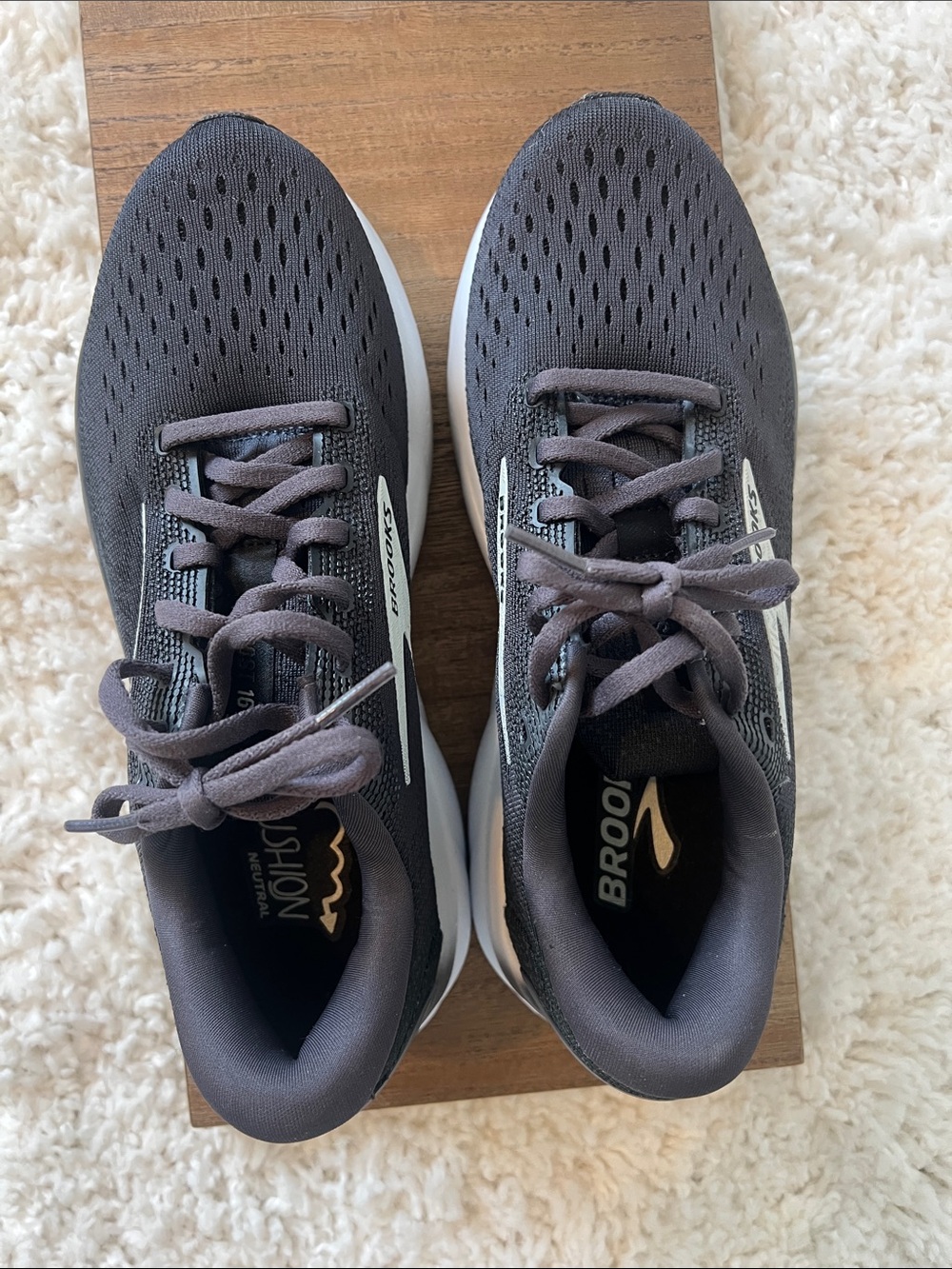 Brooks Black and White Mesh Running Shoes brand new - Picture 2 of 5